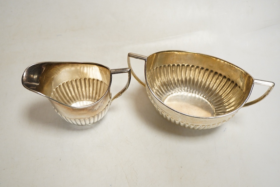 An Edwardian silver cream jug, London, 1907, William Huttons & Sons, twin handled sugar basin, Sheffield, 1926 William Hutton & Sons, weight approx. 9.30 ozt (2)